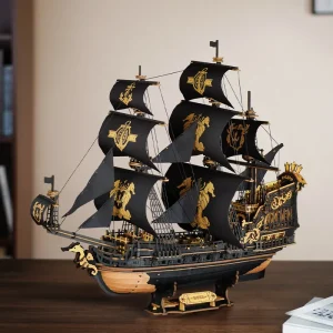 Maquette 3D en bois ROKR The Seahorse Barque MCB02 représentant un majestueux navire de guerre baroque à trois mâts, avec voiles noires, détails dorés et figure de proue en forme d’hippocampe.