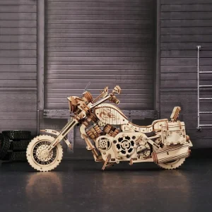 ROKR Cruiser Motorcycle LK504, puzzle 3D mécanique en bois représentant une moto Cruiser avec moteur apparent, roues détaillées et sacoches arrière.