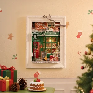 Diorama 3D en bois Rolife DP006 représentant une boutique de jouets de Noël avec façade verte, porte rouge, sapin enneigé, cadeaux et décorations festives.