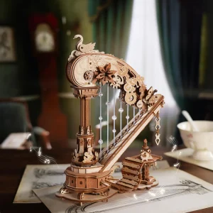 ROKR Magic Harp AMK71, boîte à musique mécanique en bois représentant une harpe rococo avec engrenages, cygne décoratif et cordes perlées.