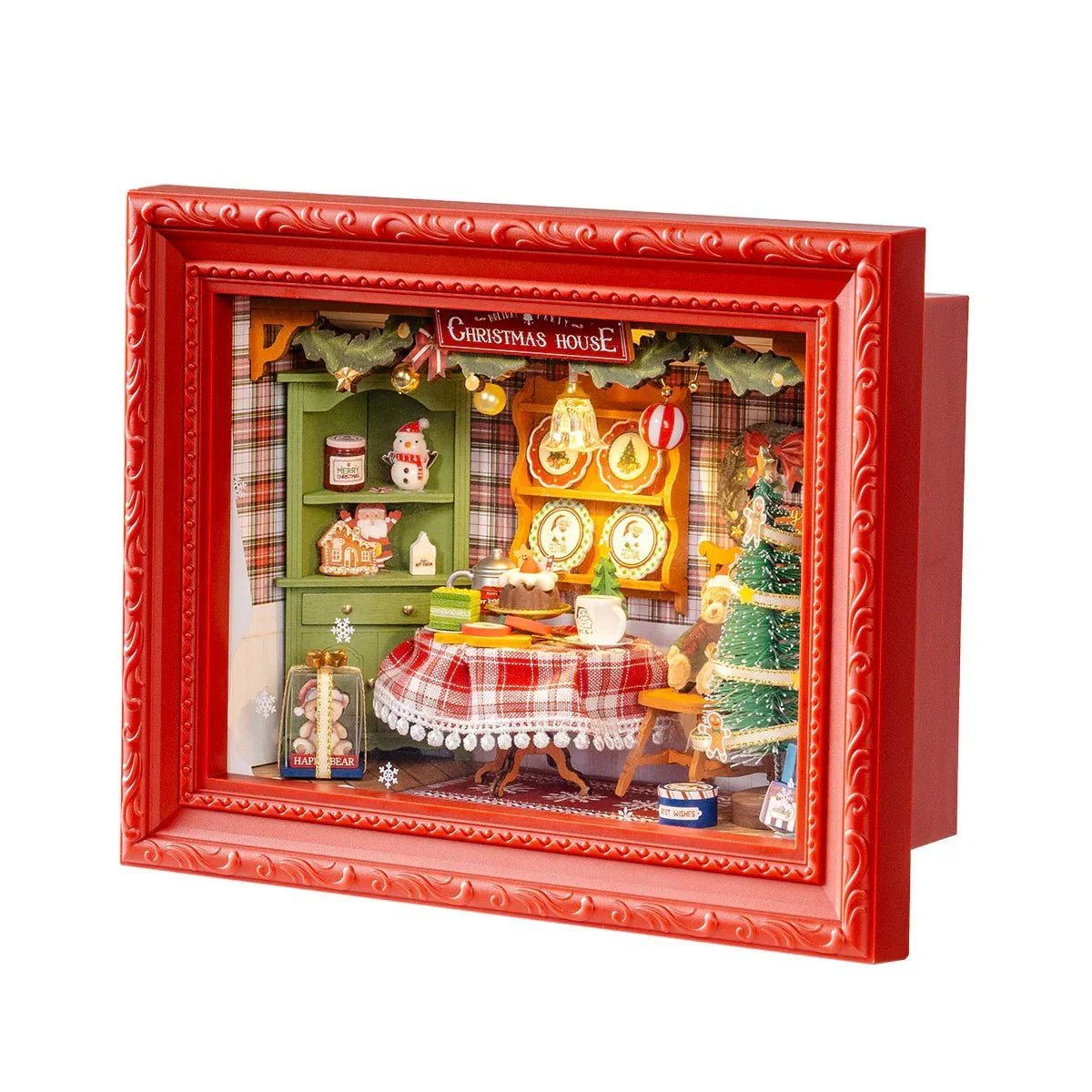 Puzzle 3D en bois Rolife Santa’s Toy Shop DP006 représentant une boutique de jouets de Noël miniature illuminée, avec sapin enneigé, cadeaux, porte rouge et cadre décoratif blanc.