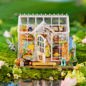Maison miniature DIY Rolife Dreamy Garden House DG163 représentant une serre de jardin fleurie avec plantes, meubles en bois, accessoires de jardinage et éclairage LED chaleureux.