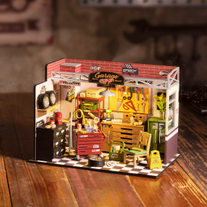 Rolife Garage Workshop DG165 – maison miniature DIY représentant un atelier de garage avec établi, outils, pneus, rangements et sol en damier.
