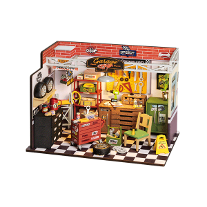 Rolife Garage Workshop DG165 – maison miniature DIY représentant un atelier de garage avec établi, outils, pneus, rangements et sol en damier.