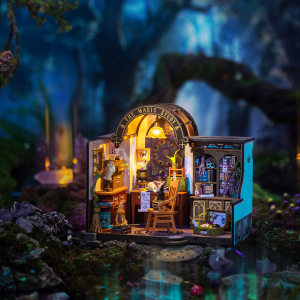 Maison miniature Rolife The Magic Study DG166 représentant un cabinet de sorcier avec livres anciens, potions, boule de cristal, bureau en bois et éclairage LED chaleureux.