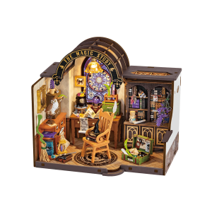 Maison miniature Rolife The Magic Study DG166 représentant un cabinet de sorcier avec livres anciens, potions, boule de cristal, bureau en bois et éclairage LED chaleureux.