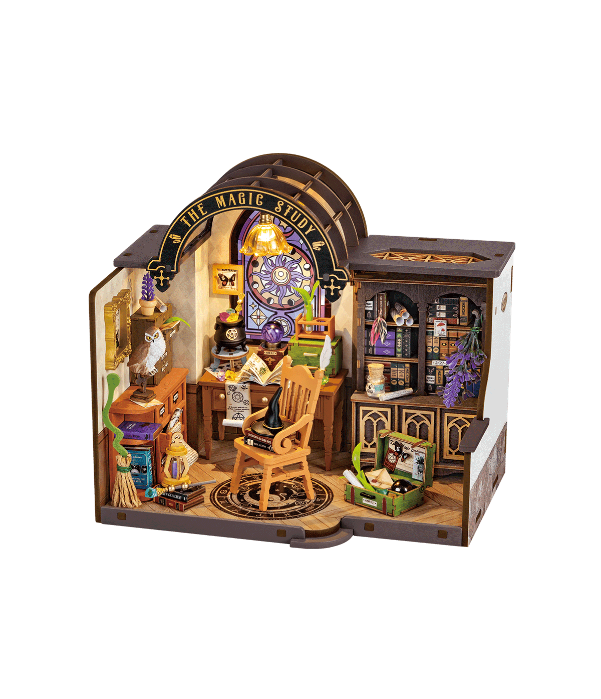 Maison miniature Rolife The Magic Study DG166 représentant un cabinet de sorcier avec livres anciens, potions, boule de cristal, bureau en bois et éclairage LED chaleureux.