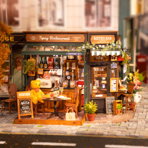 Maison miniature DIY Rolife Tipsy Restaurant DG167 représentant un bistrot rétro avec bar, terrasse, tables, bouteilles, plantes et éclairage LED chaleureux.