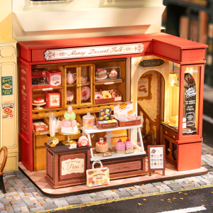 Rolife Honey Dessert Talk DG168, maison miniature DIY représentant une élégante pâtisserie française avec vitrines, gâteaux, macarons, beignets et éclairage LED.