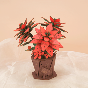 Poinsettia TF001 de Rowood, puzzle 3D en bois représentant une plante de Noël aux feuilles rouges et vertes, assemblée dans un pot décoratif en bois.