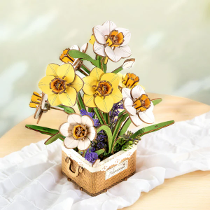 Narcissus TF002 de Rowood, puzzle 3D en bois représentant un bouquet de fleurs jaunes et blanches avec des feuillages verts et des fleurs violettes, présenté dans un panier décoratif en bois.