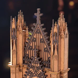 Maquette 3D en bois Rolife TGA01 représentant une cathédrale gothique miniature à deux tours, avec une grande rosace en vitrail coloré illuminé.