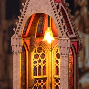 Maquette DIY en bois Geometric Cathedral de Rolife, représentant une cathédrale gothique miniature avec arches sculptées, vitraux colorés et éclairage LED chaleureux.