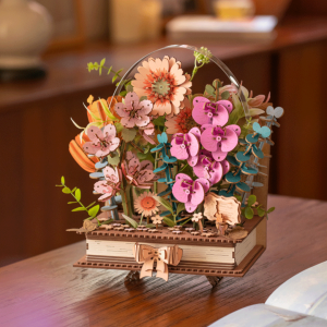 Rolife Rowood Wooden Blooming Book TW04H, puzzle 3D DIY en bois représentant un bouquet coloré composé de fleurs et de feuillages sortant d’un livre ouvert.