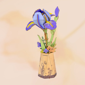 Puzzle 3D en bois Rowood Purple Iris TW121 représentant un iris violet aux détails jaunes, avec feuilles vertes et vase décoratif en papier.