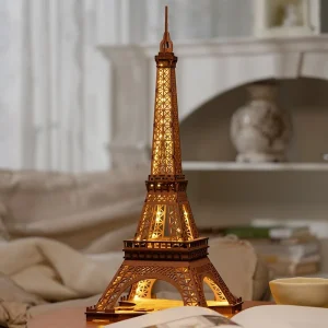 Maquette 3D en bois Rolife TGL01 représentant la Tour Eiffel illuminée avec des LED chaleureuses et une carte de Paris à sa base.